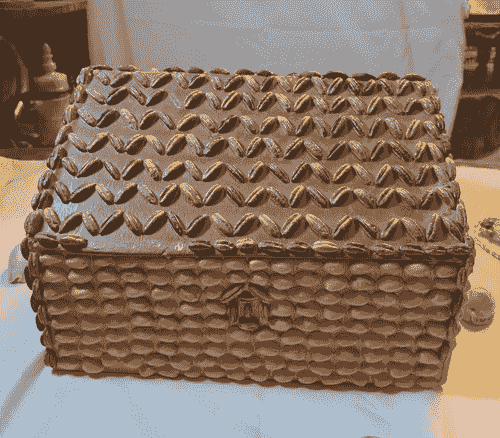 صندوق ديكور مميز مصنوع يدويًا من بذور التمر الطبيعية، يتميز بتصميم فريد على شكل منزل