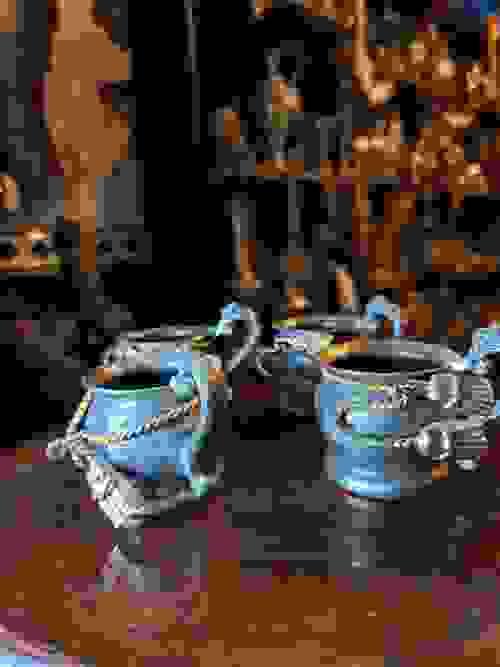 طقم 4 كؤوس معدنية بتصميم مزخرف ومقابض فنية – قطعة ديكور مميزة لهواة الجمع طقم مميز مكون من أربعة كؤو