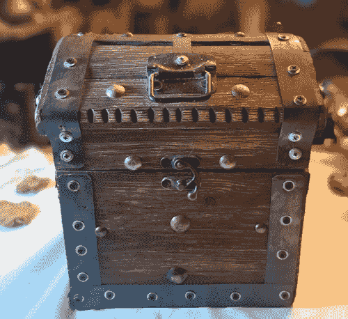 صندوق خشبي ديكوري فاخر بتصميم تراثي مستوحى من الصناديق القديمة، مصنوع من خشب طبيعي متين مع تدعيمات