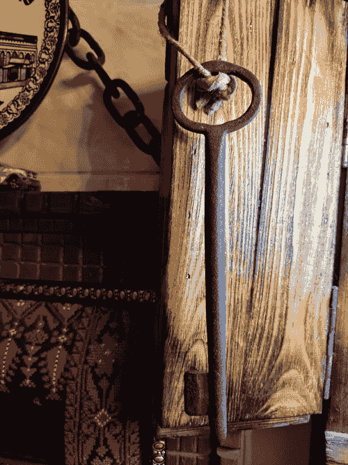 مفتاح حديد قديم الطراز بتصميم كلاسيكي طويل، يتميز برأس دائري مناسب للتعليق وساق مستقيمة