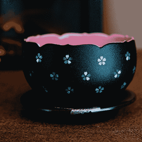 里面是粉色的磨砂质感樱花螺钿杯子