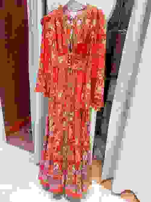 CML 奥勒系列:造型腰带连衣裙配荷叶边袖