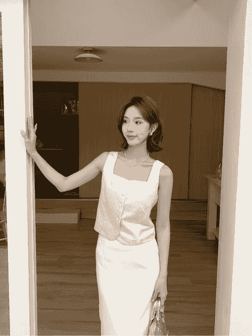 Square neckline, light and elegant