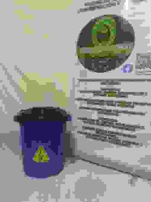 Contenedor de serpientes rotulado