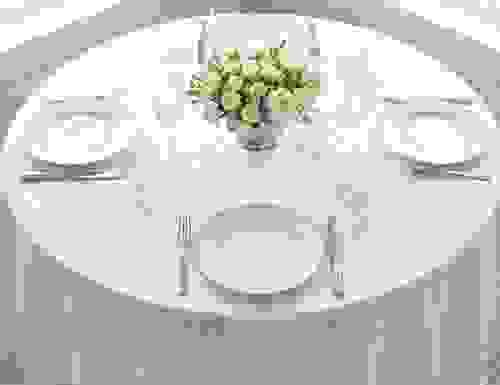 Nappe de table blanche pour table ronde