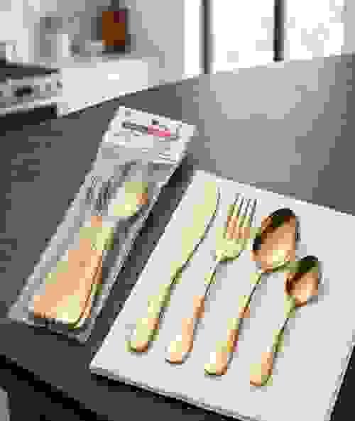 Lot de 6 couverts dorés (fourchettes, couteaux, cuillères & cuillères à café)