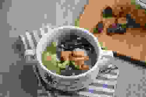 黑蒜滋补鸡汤