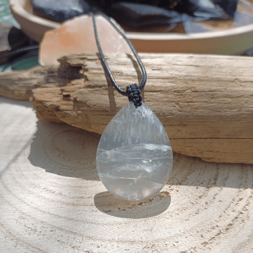 Pendentif en cristal de roche avec bélière en macramé