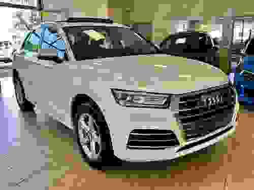 AUDI Q5 50 TFSI e S LINE – 299 ch – HYBRIDE RECHARGEABLE – S TRONIC 7 – BLANC IBIS