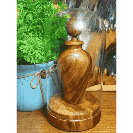 嚴選台灣黃檜沉水級稀缺紅油虎斑凍化質料車製聚寶瓶,附質感玻璃罩黃檜閃花底座