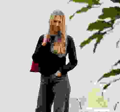 Pullover schwarz -> ohne Versand 58.90 CHF / mit Versand 63.90 CHF