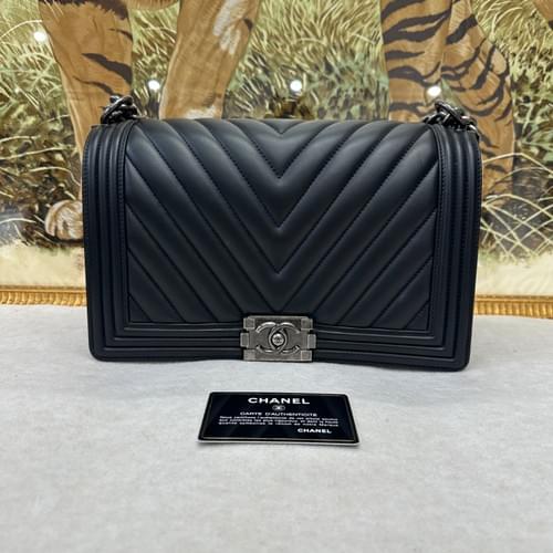 Chanel Boy Chanel V-stitch leather chain shoulder bag