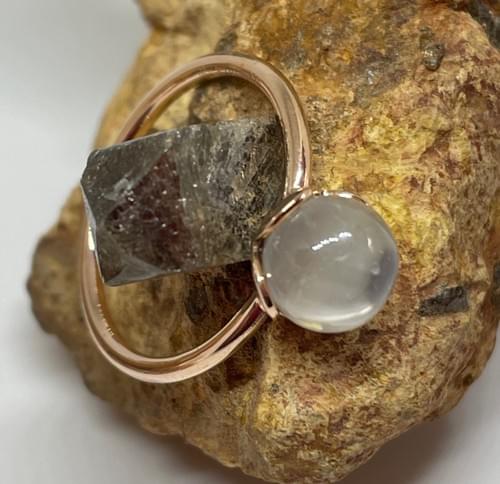 Ring "Petite" mit einem Mondstein