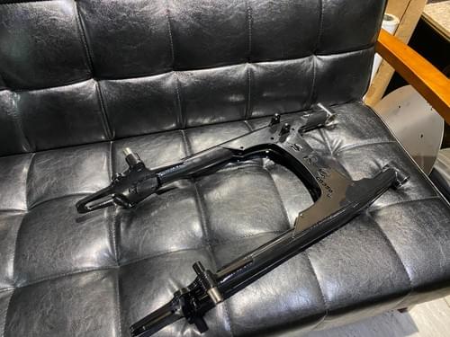 = SRC = HONDA CB350 SRC 不鏽鋼圓管搖臂 手工圓管搖臂 訂製 老味 復古 強化視覺感 SRC35013 採用不鏽鋼訂製 手工氬焊 強化板腱 滾輪調練器設計 維持原廠軸距 可