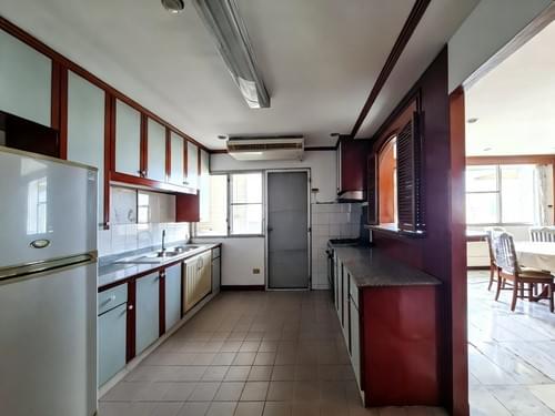 High-Floor 251 Sq.m. Renovation Opportunity at D.S. Tower 1, Phrom Phong