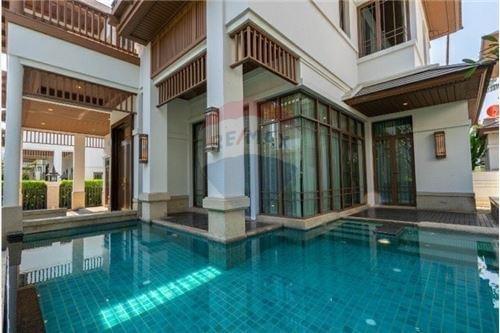 Luxury 4-Bedroom Villa with Family Room — Prime Sathorn Location