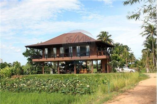 Baan Ny Nah – Designer Thai-Style Home for Rent in Cha-am