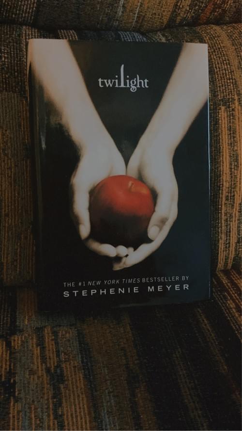 TWILIGHT BY: STEPHENIE MEYER
