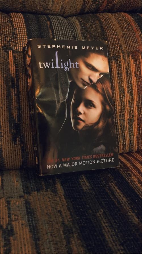 TWILIGHT BY: STEPHENIE MEYER