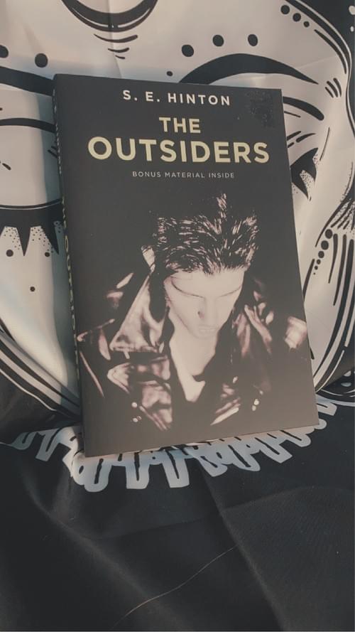 THE OUTSIDERS BY: S.E. HINTON