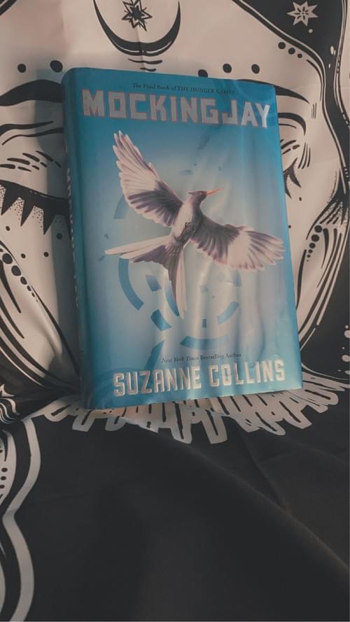 MOCKINGJAY BY: SUZANNE COLLINS