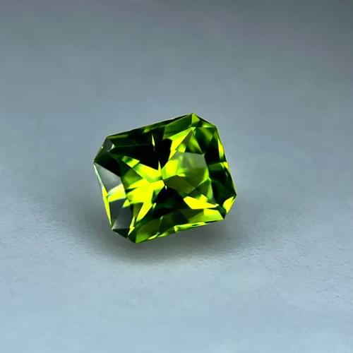 Peridot|1.17 Ct.|Green carving・Extraordinary sparkle