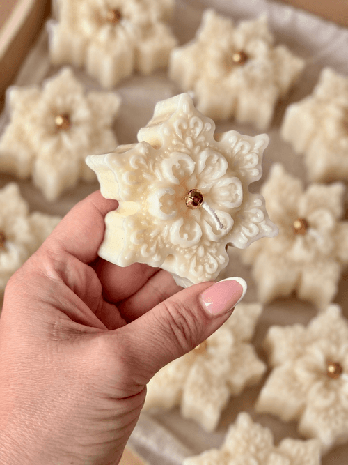Snowflake Elegance | Lumânare sculpturală Fulg de Nea
