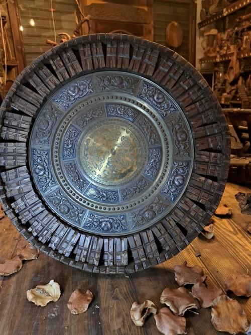 تحفة فنية فاخرة تجمع بين أصالة الخشب وقوة النقش المعدني في تكوين دائري مهيب يشبه درعًا تاريخيًا ملكي