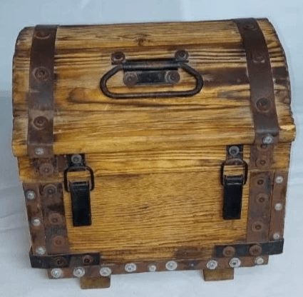 صندوق خشبي بتصميم مميز يجمع بين الجمالية والعملية، يتميز بتفاصيله الدقيقة وهيكله القوي