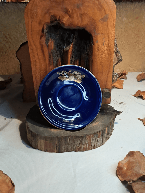 (صحن قهوة فاخر – ماركة الطاووس (AMSEL) صحن قهوة أنيق باللون الأزرق