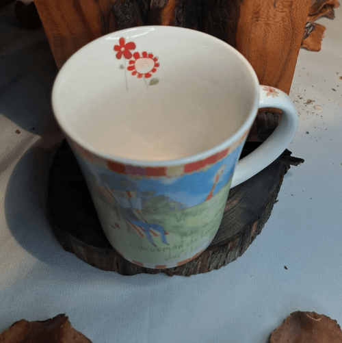 قطعة فنية نادرة من الخزف، فنجان قهوة/شاي بتصميم كلاسيكي هادئ يحمل رسومات فنية وألوان ناعمة