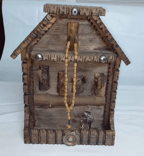 rطعة ديكور خشبية مميزة بتصميم على شكل منزل، تجمع بين الجمال العملي والطابع الكلاسيكي