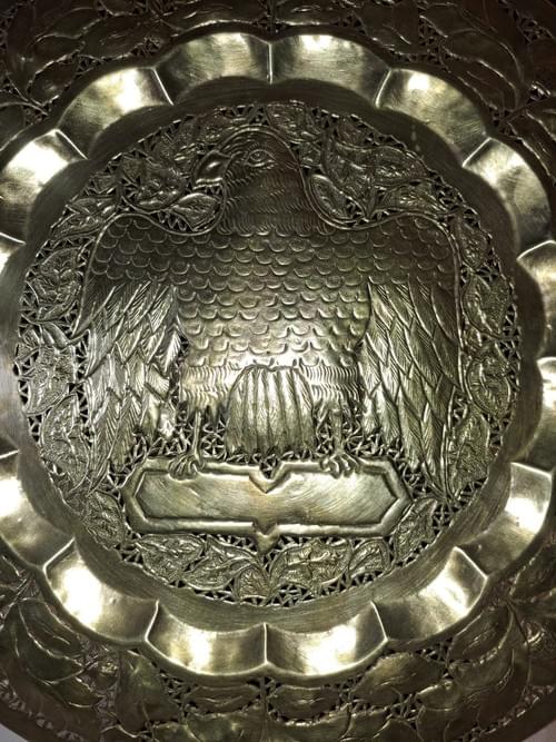 طبق/لوح ديكور نحاسي منقوش شرقي بنمط إسلامي أصيل، يتميز بنقش يدوي دقيق يعرض طائرًا في المنتصف محاطًا