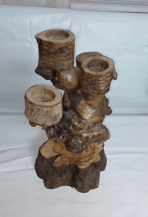 حامله شموع بديكور خشبية مميزة بتصميم فريد مستوحى من الطبيعة، مصنوعة بتفاصيل يدوية واضحة