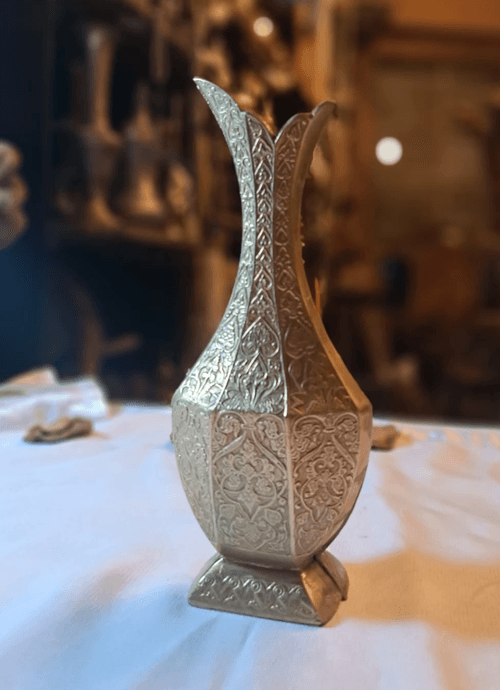 مزهرية نحاسية شرقية فاخرة بتصميم تقليدي مستوحى من الطراز الإسلامي الكلاسيكي، تتميز بنقوش محفورة يدوي