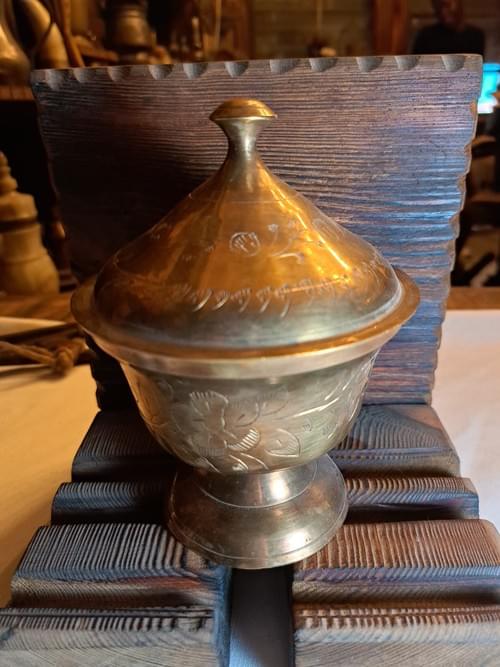 وعاء نحاسي عتيق بغطاء – قطعة تراثية مزخرفة وعاء نحاسي قديم بغطاء مخروطي أنيق، يتميز بنقوش يدوية جميل