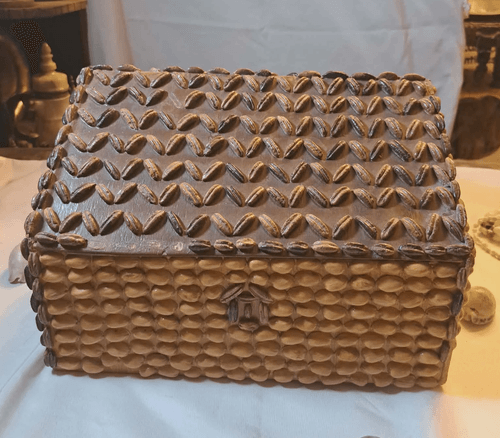 صندوق ديكور مميز مصنوع يدويًا من بذور التمر الطبيعية، يتميز بتصميم فريد على شكل منزل