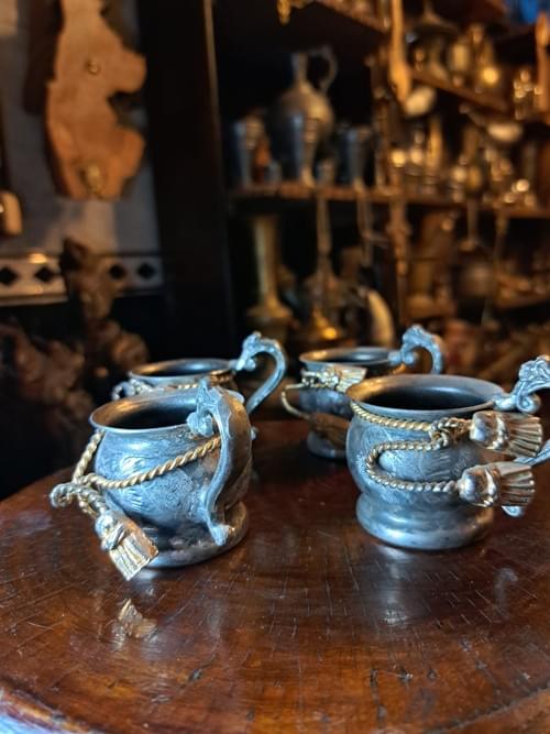 طقم 4 كؤوس معدنية بتصميم مزخرف ومقابض فنية – قطعة ديكور مميزة لهواة الجمع طقم مميز مكون من أربعة كؤو