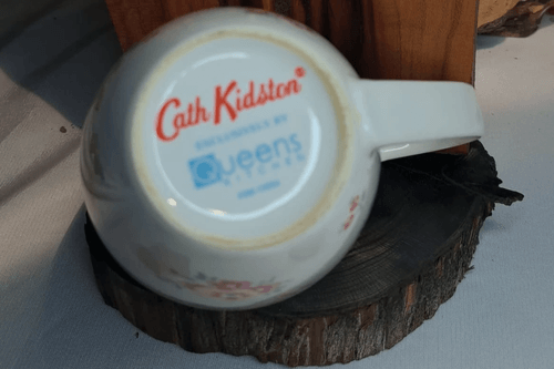 كوب خزفي أنيق من علامة Cath Kidston البريطانية الشهيرة، يتميّز بتصميم زهري ناعم بألوان هادئة ولم