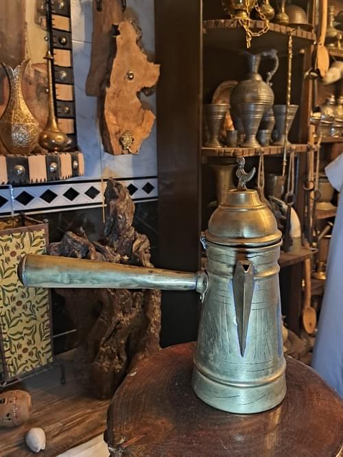 إبريق قهوة عربي نحاسي عتيق – قطعة تراثية فريدة إبريق قهوة عربي مصنوع من النحاس بلمسة تراثية أصيلة،