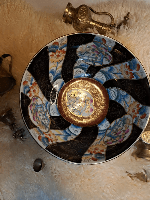 قطعة بورسلان آسيوية فاخرة مزخرفة يدويًا، تتميز بتصميم كلاسيكي غني بالتفاصيل الدقيقة