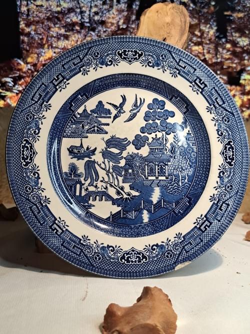 صحن كلاسيكي جميل بنقشة Blue Willow من إنتاج شركة Churchill في إنجلترا. الحالة جيدة بدون شرخ أو كسر