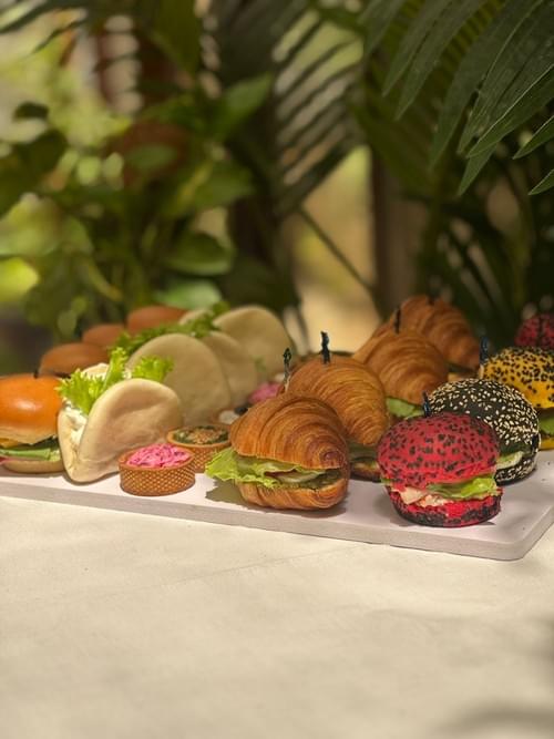 Mini croissant ..sliders Bao & Tartlets Platter – 25 pcs | (طبق ميني سلايدر، باو وتارتليت - ٢٥ قطعة)