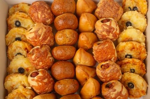 Savory Delights Box – 40 pcs (علبة المخبوزات المالحة – ٤٠ قطعة)