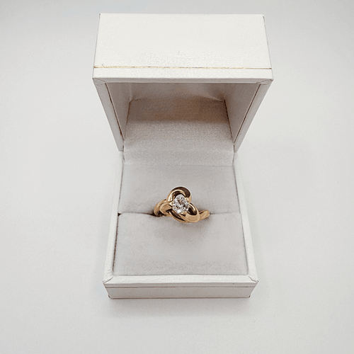 Bague or jaune massive sertie d'un diamant centrale sur monture haute