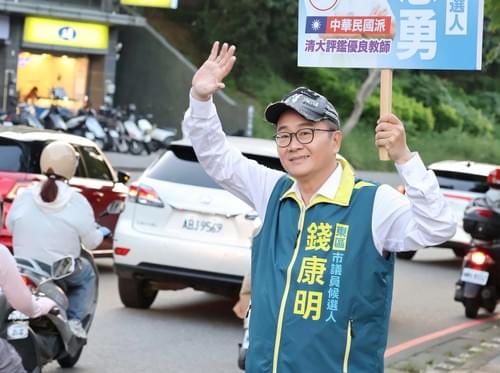 昨天的我 手揮的更賣力 腰彎的更深 我不喜歡任何政黨 我支持的是人