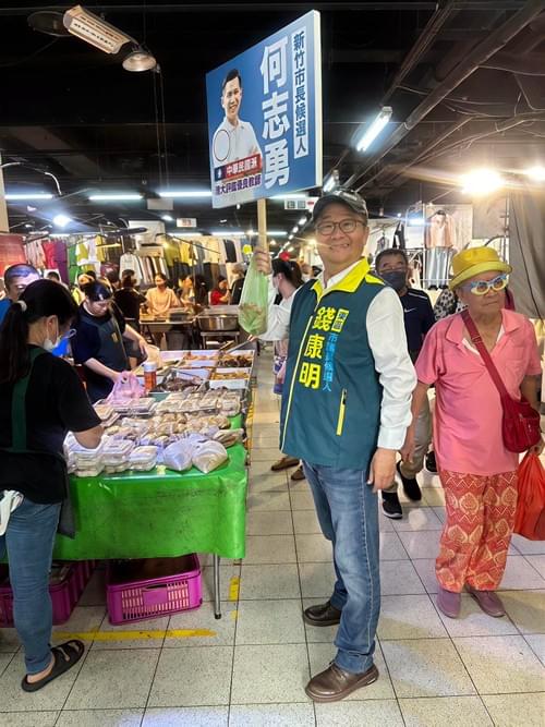 在竹蓮市場掃街特別辛苦 因為越掃越餓 一直跟攤商說:「等我結束就來買。」