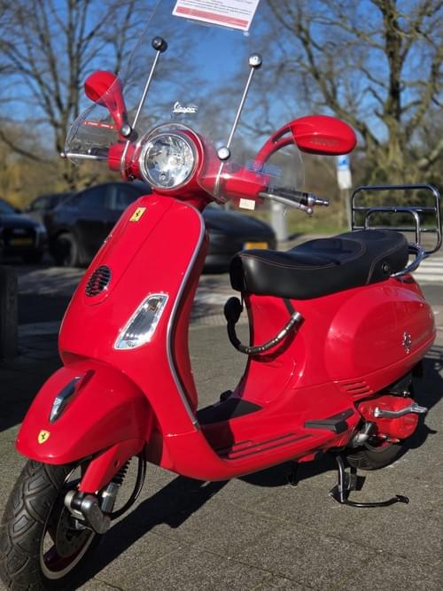 Ferrari Vespa LX50 (2010) 45 KM Collectors Item Corsa Rosso