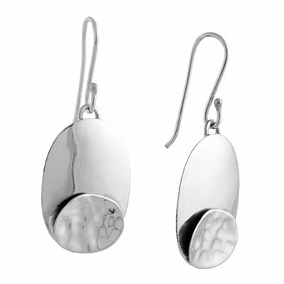 Oválon kalapált köt akasztós medál