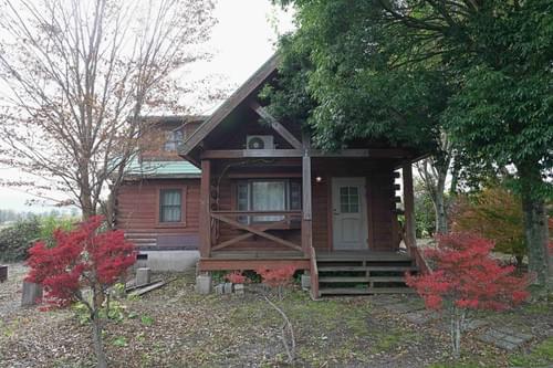 ◻︎H-3-128◻︎850万円◻︎四季の自然に包まれた、温もりあふれる木の家。薪ストーブのあるリビングで、ゆったりとした時間を過ごせます。静かな環境で別荘や移住にも最適な一軒です。